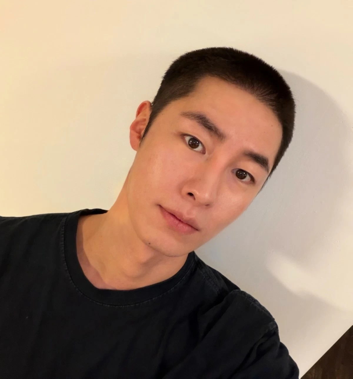 Lee Jae-wook sporting short hair on May 17 or a day before his enlistment (Instagram) 