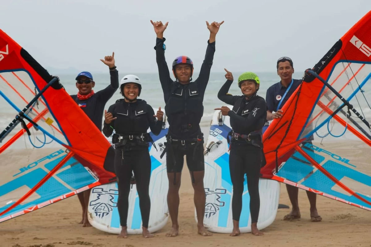 HAPPY DAY — The Philippine national windsurfing team are all smiles.