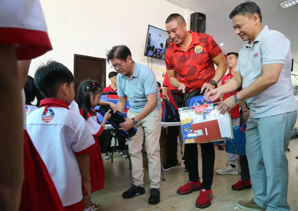 President Ferdinand R. Marcos Jr. leads the distribution of learning resources to public school students at Pinaglabanan Elementary School in San Juan City on June 11, 2026. The activity highlighted ongoing efforts to support learners, improve access to education, and encourage technology-assisted learning through the provision of tablets, school bags, school supplies, and reading materials. (Photo by Mark Balmores)