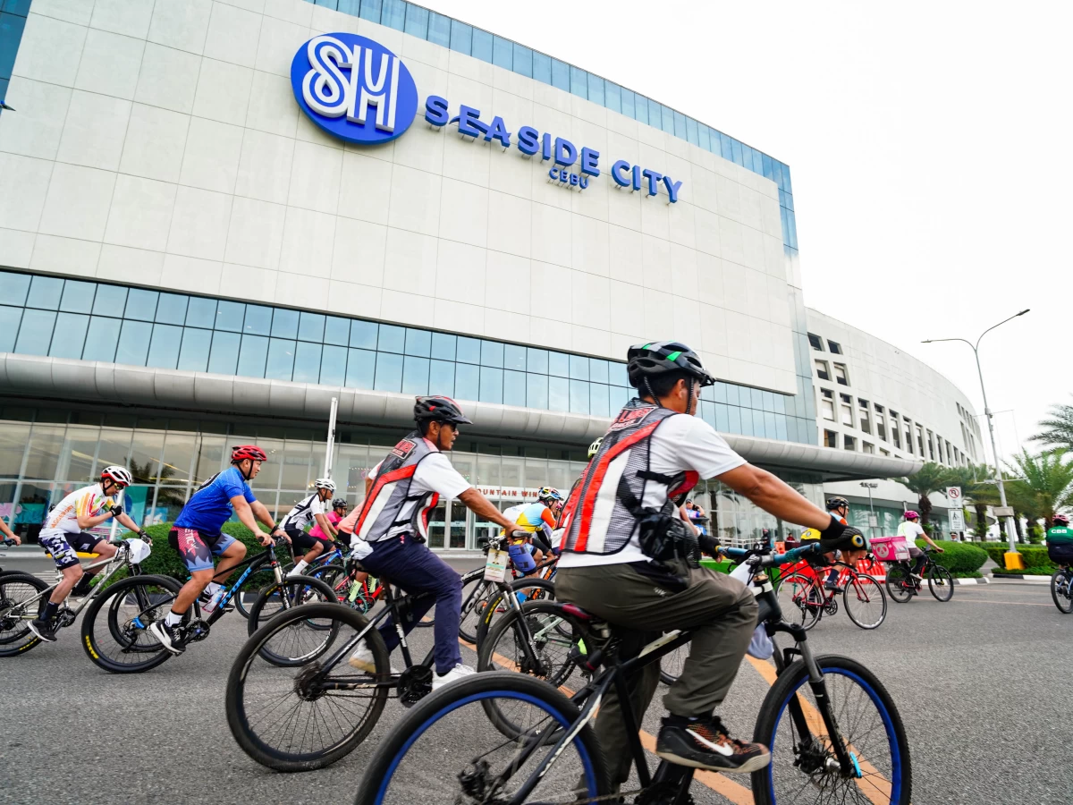 Cyclists arrive at SM Seaside City Cebu as SM continues to design mall spaces that support sustainable transport and active mobility.
