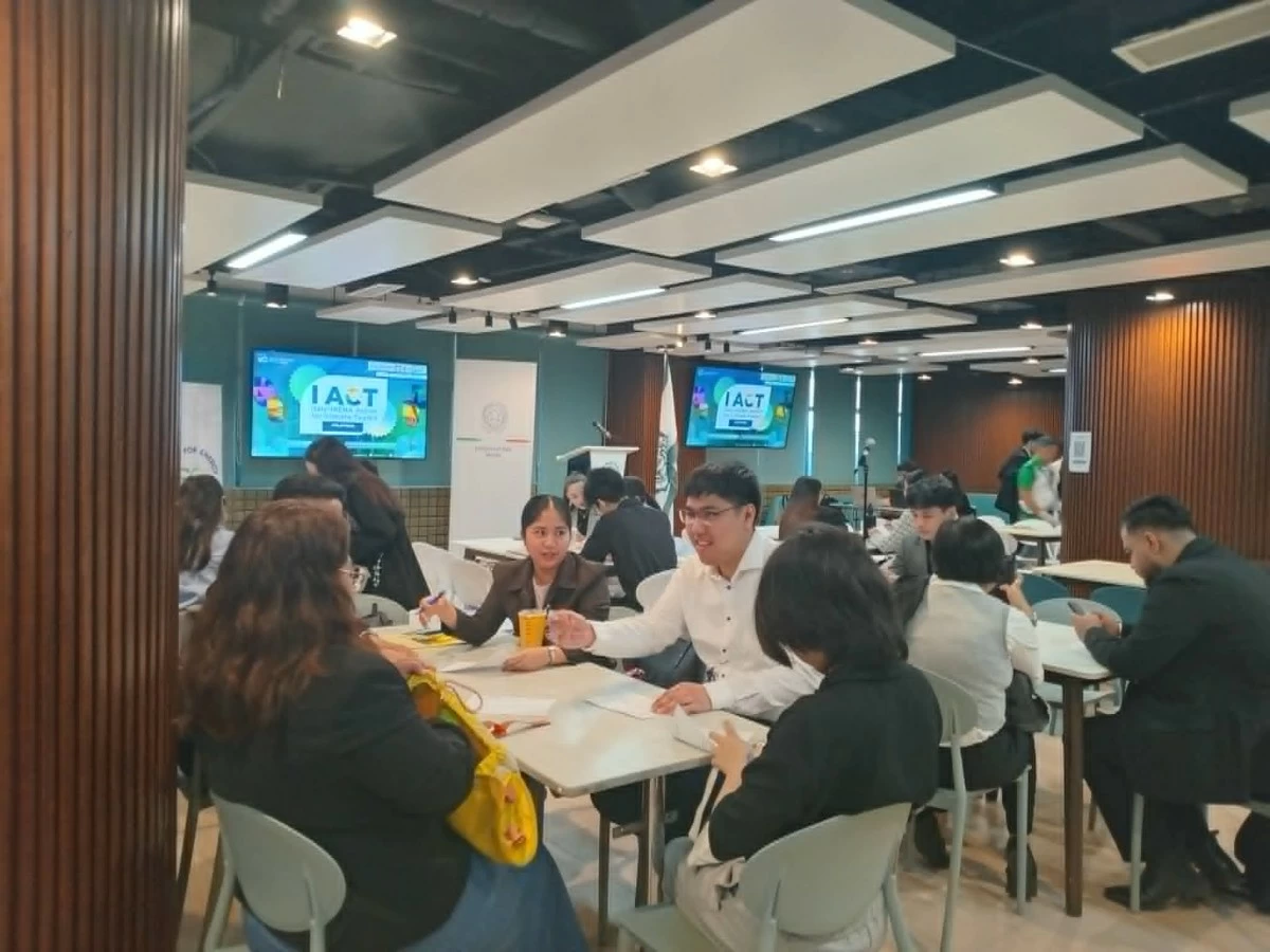 Participants grouped during the morning sessions of the IACT Workshop (Photo by Sean Fernando).