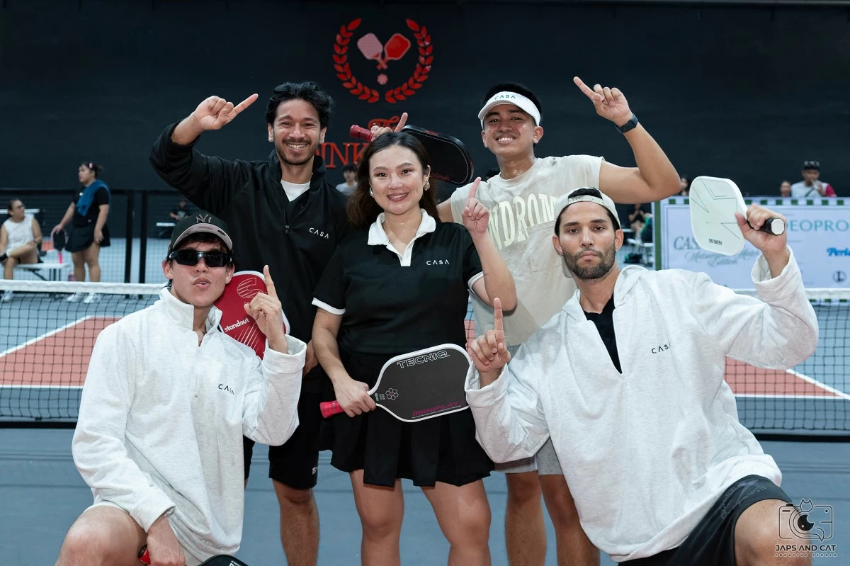 PADDLES UP Fashion designer Chynna Mamawal (center) leads the brand’s community event.