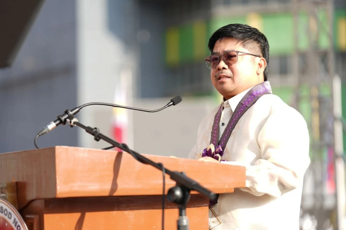 Mayor Dale Gonzalo “Along” Malapitan delivers his message during the 128th Philippine Independence Day commemoration at the Bonifacio Monument. (Photo from Caloocan PIO)