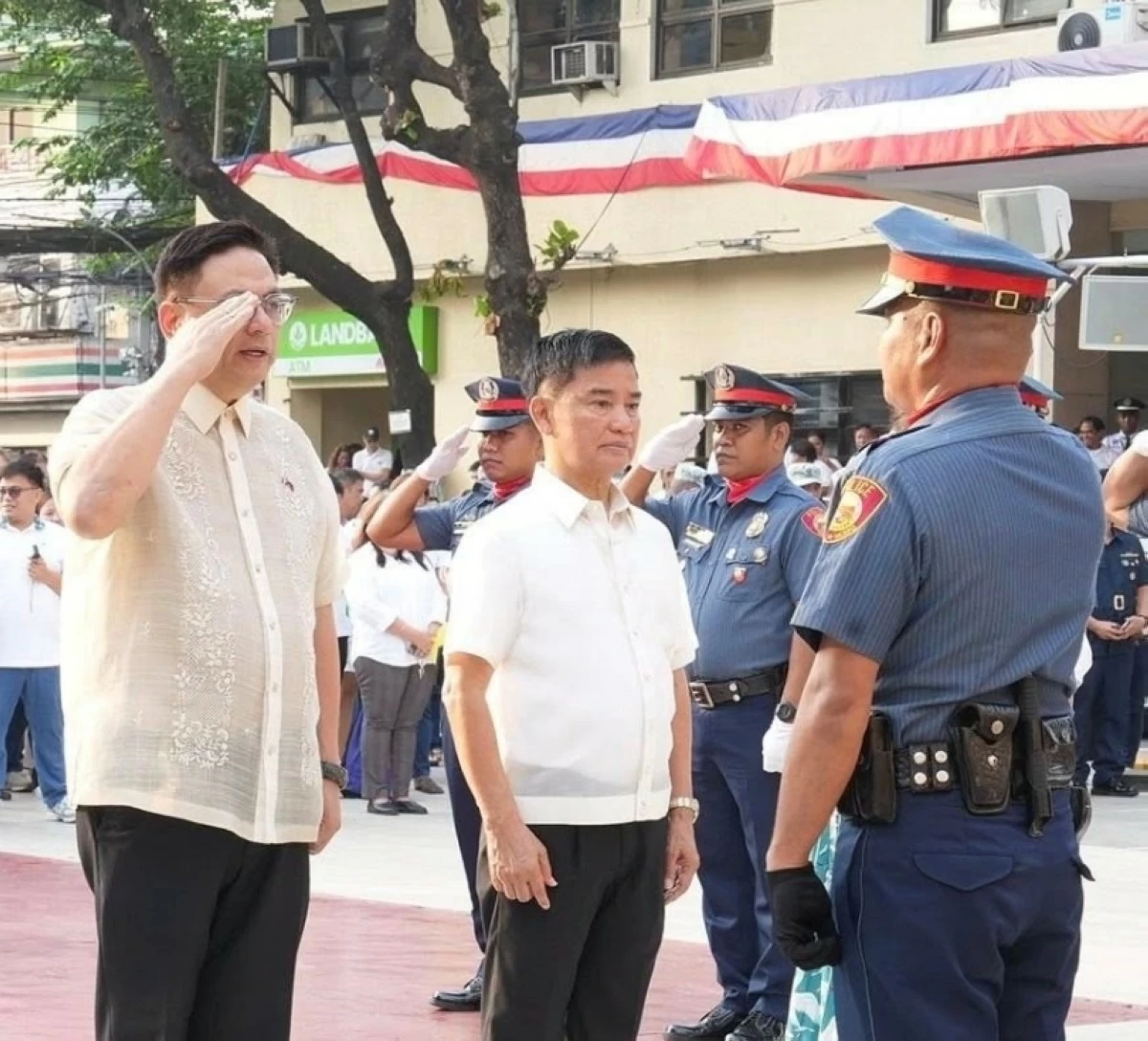 Muntinlupa Mayor Ruffy Biazon and Rep. Jaime Fresnedi lead a wreath-laying ceremony at the Jose Rizal monument in front of the Muntinlupa City Hall to mark the 128th Independence Day celebration on June 12. (Photo courtesy of Muntinlupa PIO)
