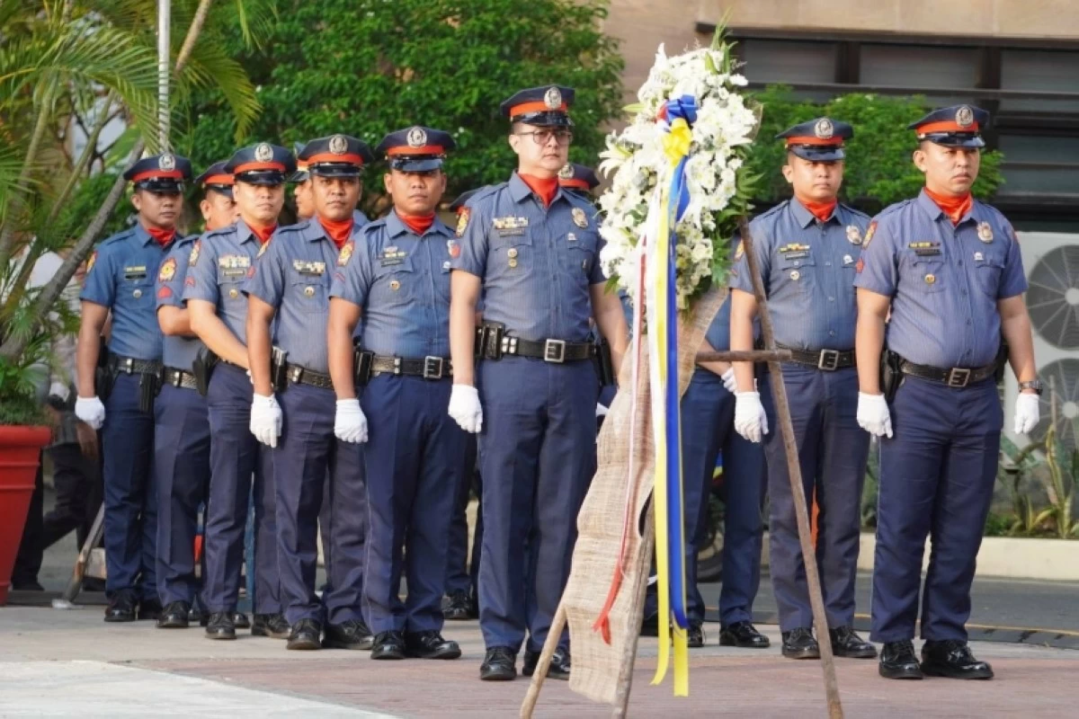 Wreath-laying ceremony at the Jose Rizal monument in front of Muntinlupa City Hall marks the 128th Independence Day celebration on June 12. (Photo from Muntinlupa PIO)