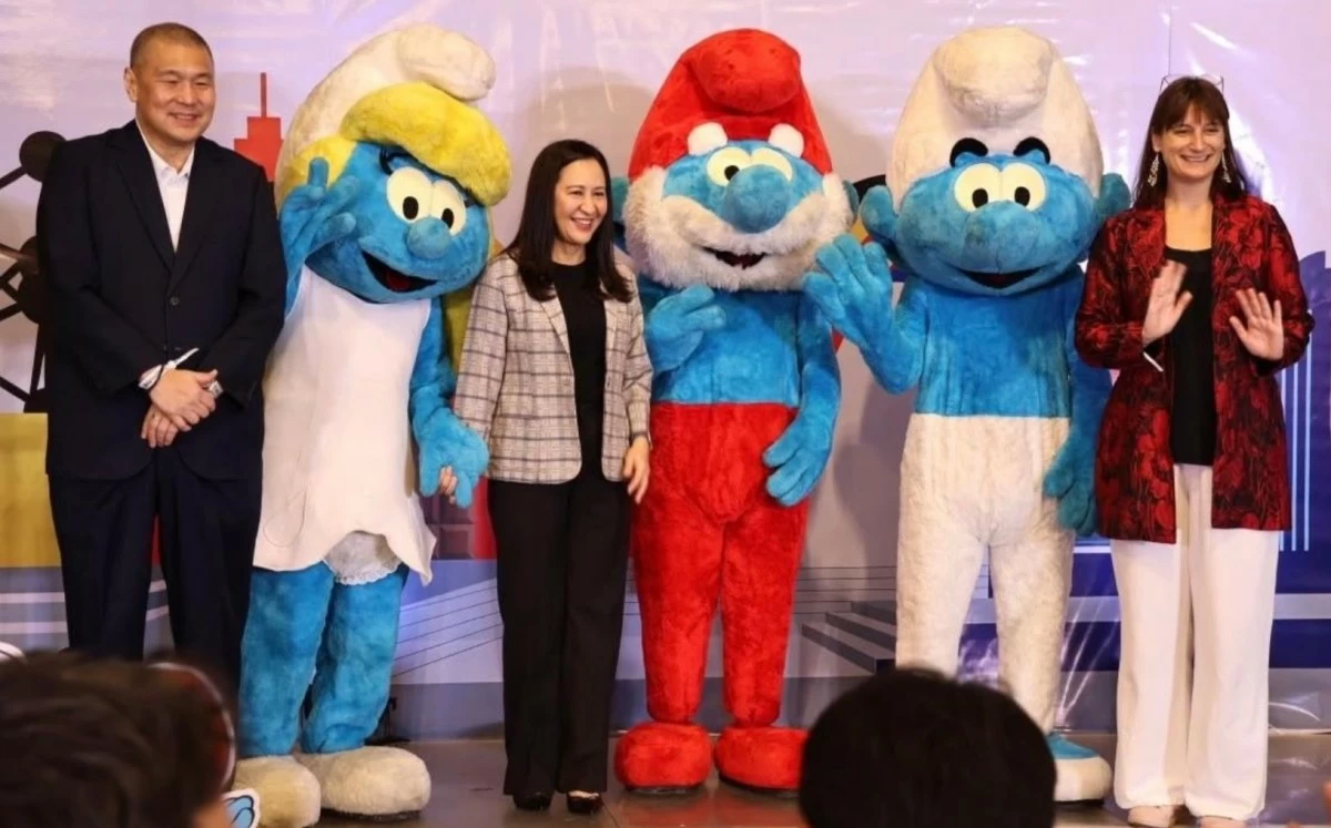 Ambassador Vladislava Iordanova (right) joined the Smurfs at the culminating event of Belgian Days
2026, “Experience Belgium: Discover. Taste. Play,” held at the SM North EDSA Annex Atrium, together with (from left) Jonjon San Agustin, Executive Vice President for Marketing of SM Supermalls, and Quezon City Mayor Joy Belmonte