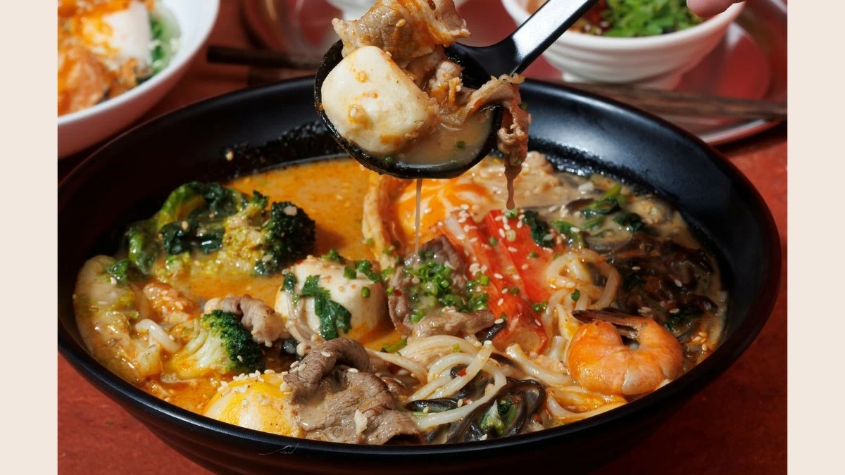 BOWL OF HEAT Sichu Style Malatang Hotpot lets diners customize their ingredients before they are cooked in the restaurant's signature mala broth, known for its balance of spice and numbing Sichuan peppercorns (Photo: Sichu Malatang)
