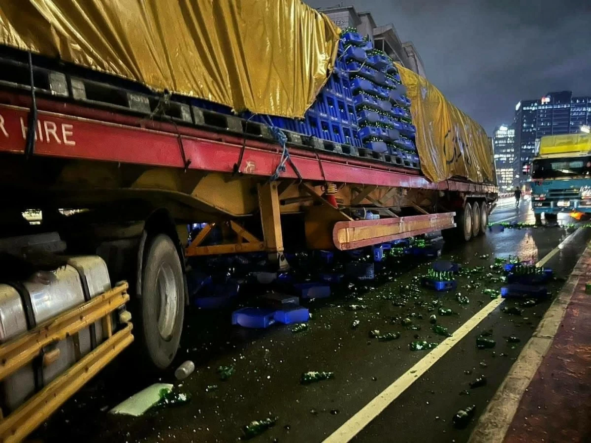 Two trailer trucks collide along the southbound lane of the C5 Ortigas Flyover in Barangay Ugong, leaving one person dead. (Photos from Pasig PIO)