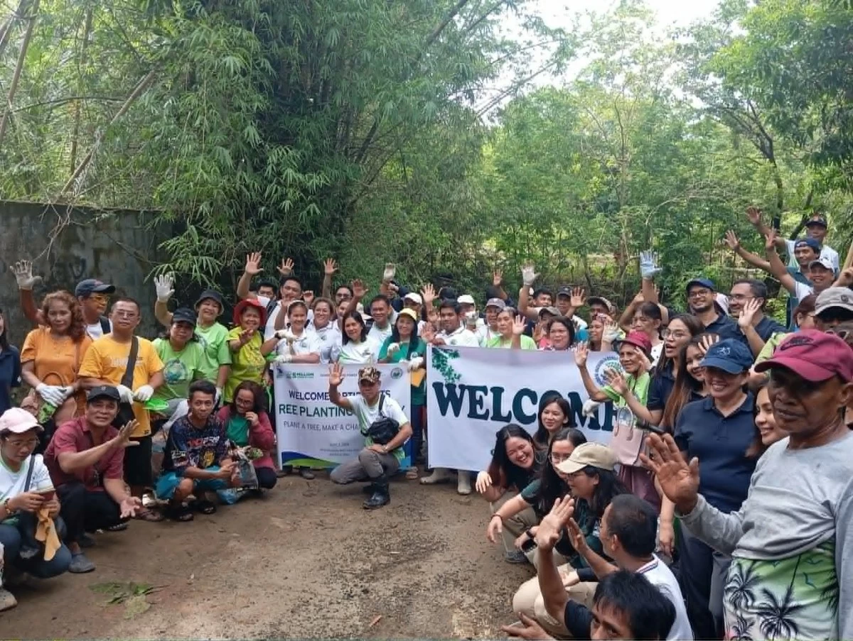 Participants in the recent tree-planting activity led by Vena Energy Philippines pose for a group photo as they vow to sustain their pro-environment efforts. (Photos by Nel Andrade)