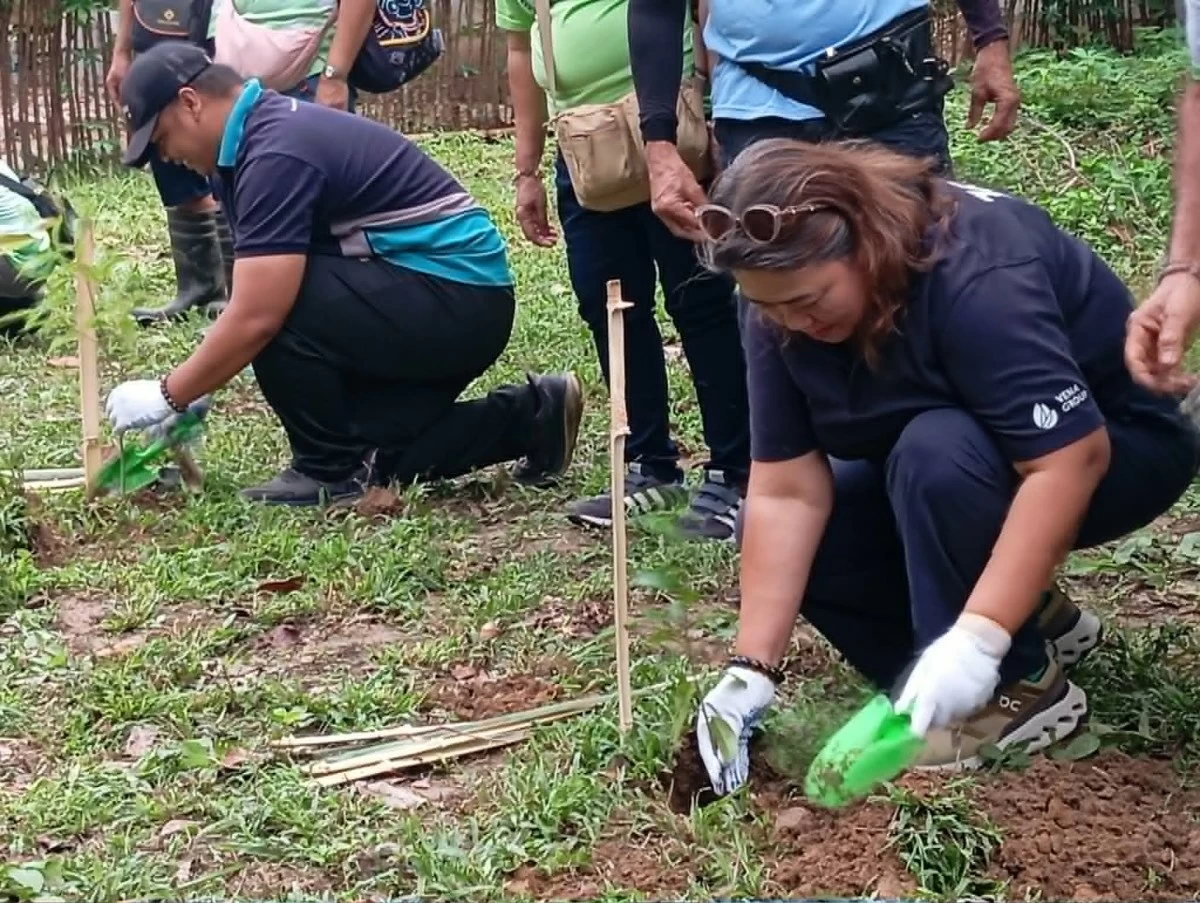 Vena Energy's Head of Business Development (Project Development) Mia Jarumayan (right) leads the ceremonial tree planting event at Sitio Kilingan in San Jose, Antipolo City recently. (Photo by Nel Andrade)