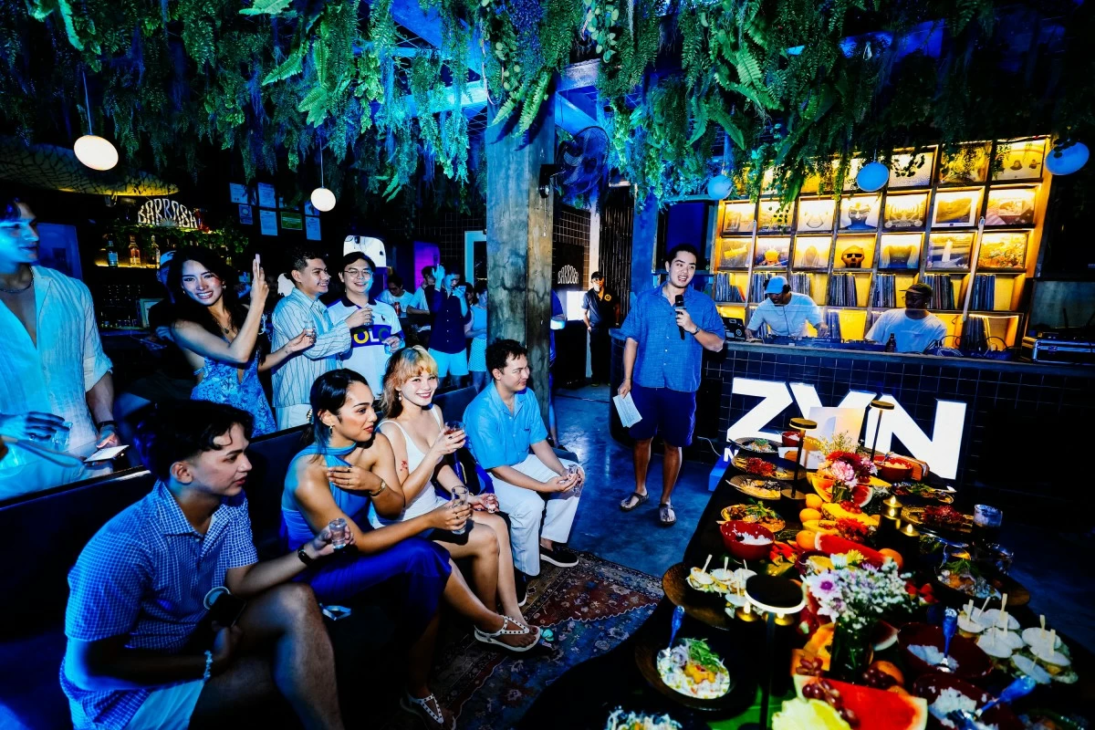 DINNER SCENE Anton Rodriguez, ZYN brand manager, joins guests at the dinner party held at Barbosa (Photo: Magic Liwanag)
