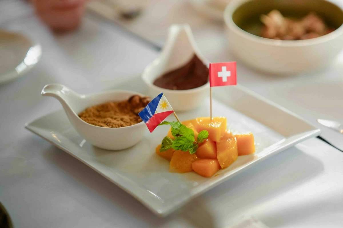 Mango Float Swiss Chocolate Fondue (Photo: L'Entrecôte)