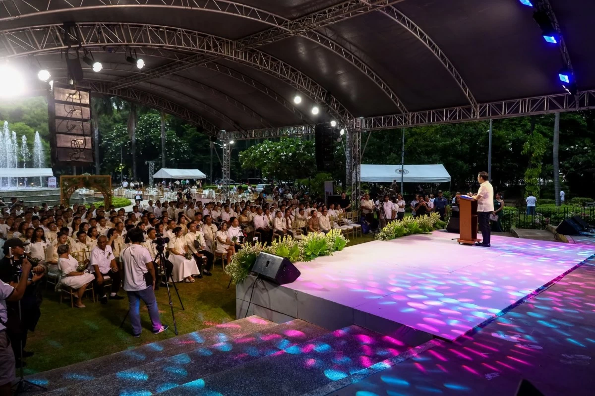 Manila Mayor Francisco “Isko” Moreno Domagoso addresses 91 couples during the kasalang bayan at Mehan Garden on June 13, urging them to uphold their vows as they formally begin married life under the law.