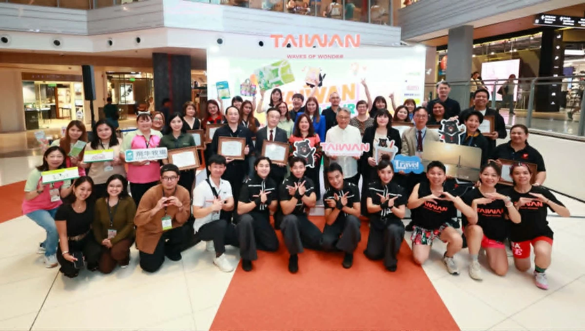 Taiwan Travel Fair opening ceremony with Minister Yang, Ms. Chen, and Dr. Pallugna, along with the other VIPs, Taiwan delegations, and event tourism partners.