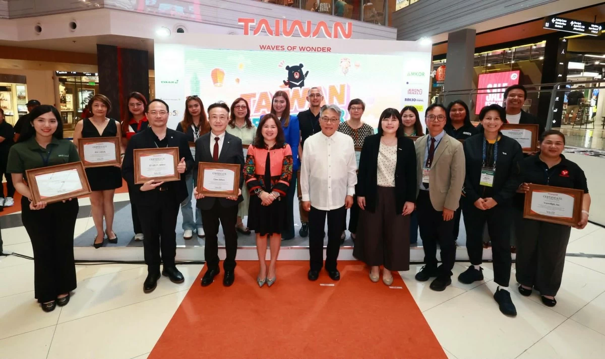 Dr. Pallugna, Minister Yang, and Ms. Chen with participating tourism partners at the Taiwan Travel Fair.