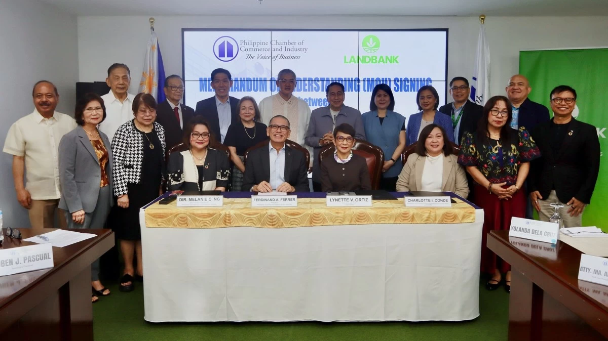 LANDBANK President and CEO Lynette V. Ortiz (seated, second from right) and PCCI President Ferdinand A. Ferrer (seated, second from left) lead the formalization of a partnership to expand financial access for entrepreneurs through the Bank’s LIFTING MSMEs Lending Program. Witnessing the milestone are LANDBANK Executive Vice President Charlotte I. Conde (seated, rightmost) and PCCI Vice President for MSMEs Melanie Ng (seated, leftmost).