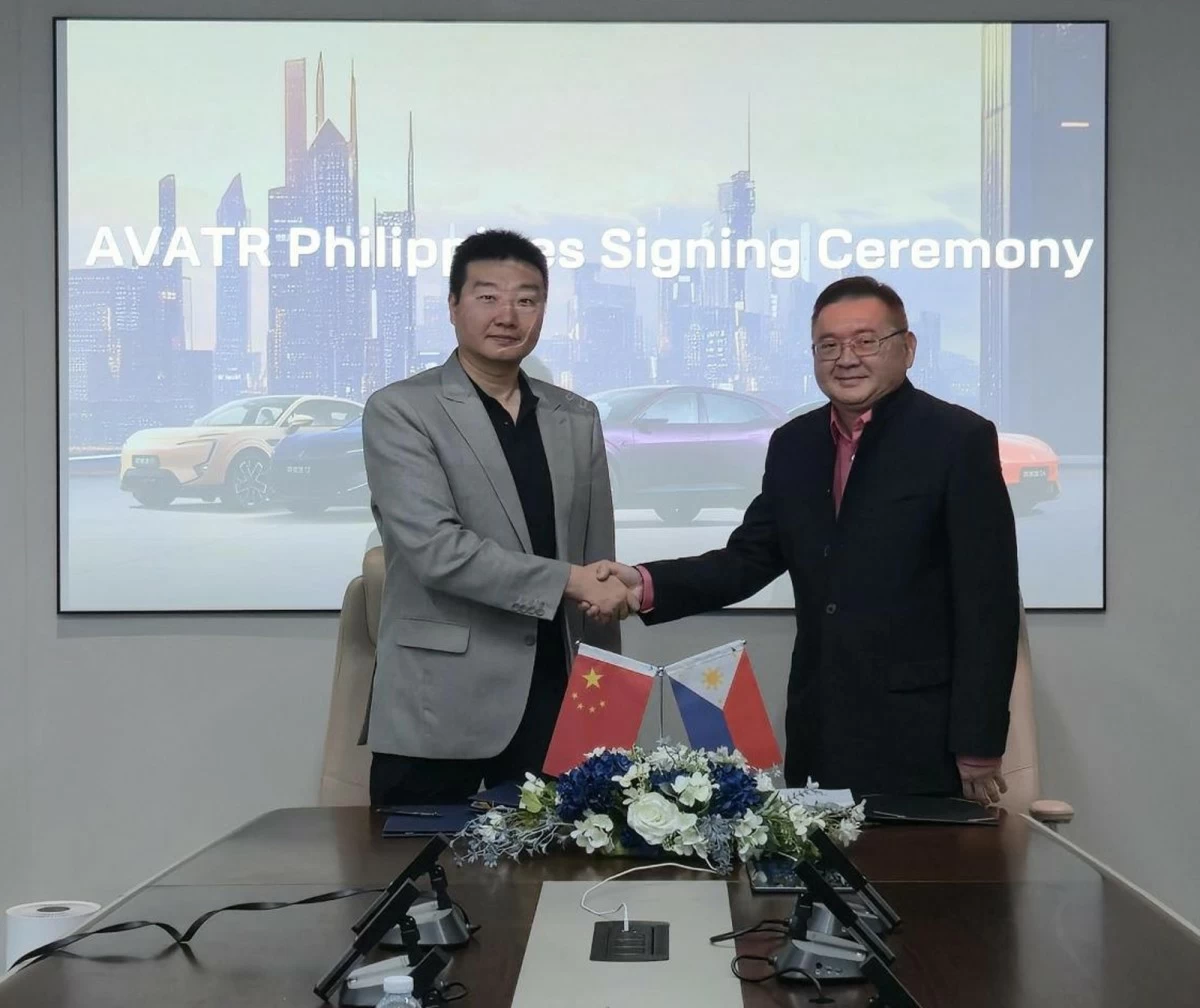 From left: Guan Xin, Vice President, Changan Auto Group, and Dexter Co, Chairman and CEO of Autowise Ventures Inc.