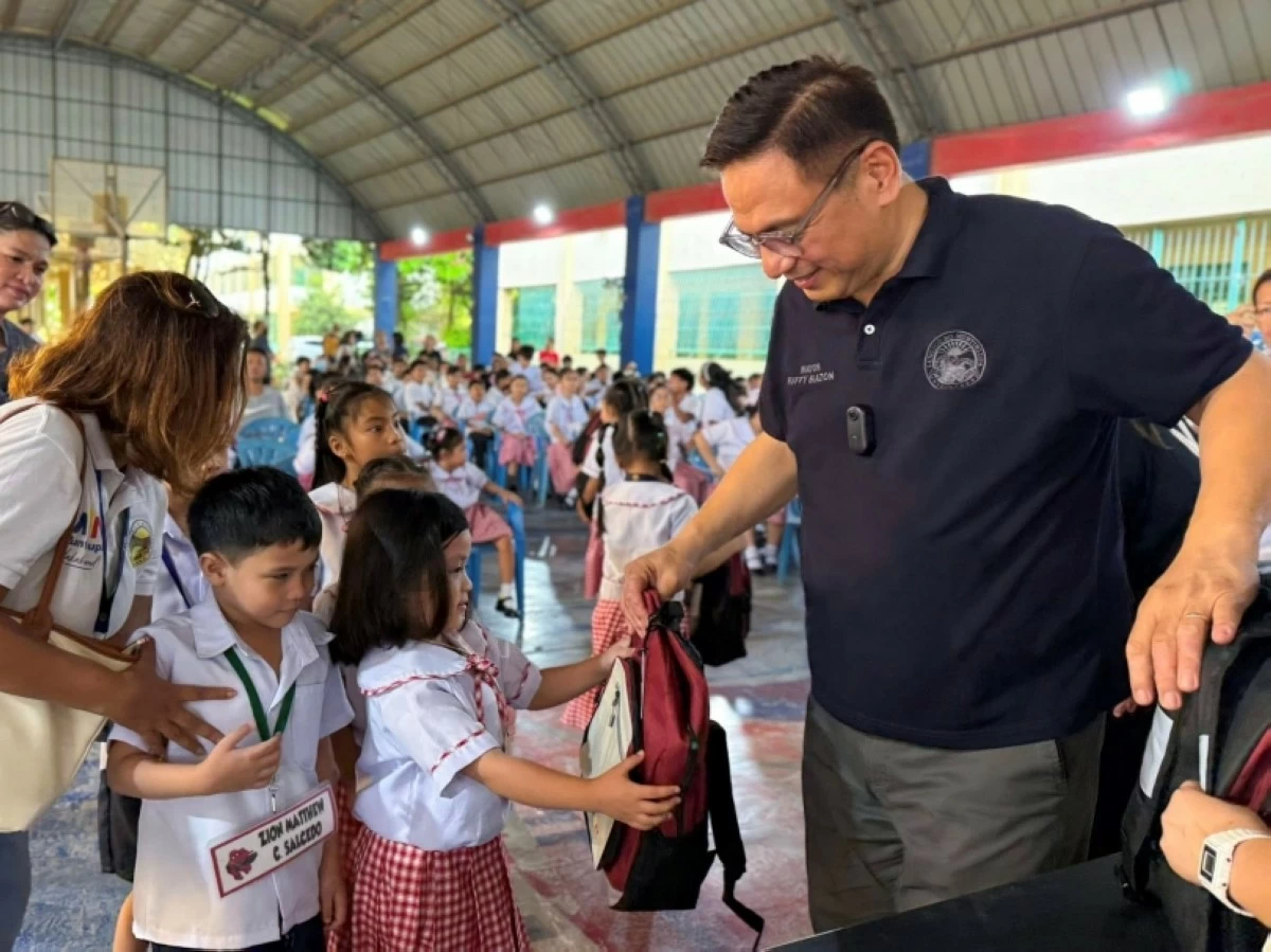 Muntinlupa Mayor Ruffy Biazon leads the distribution of Balik Eskwela packages, or free school supplies, to public school students. (Photo from Muntinlupa PIO)