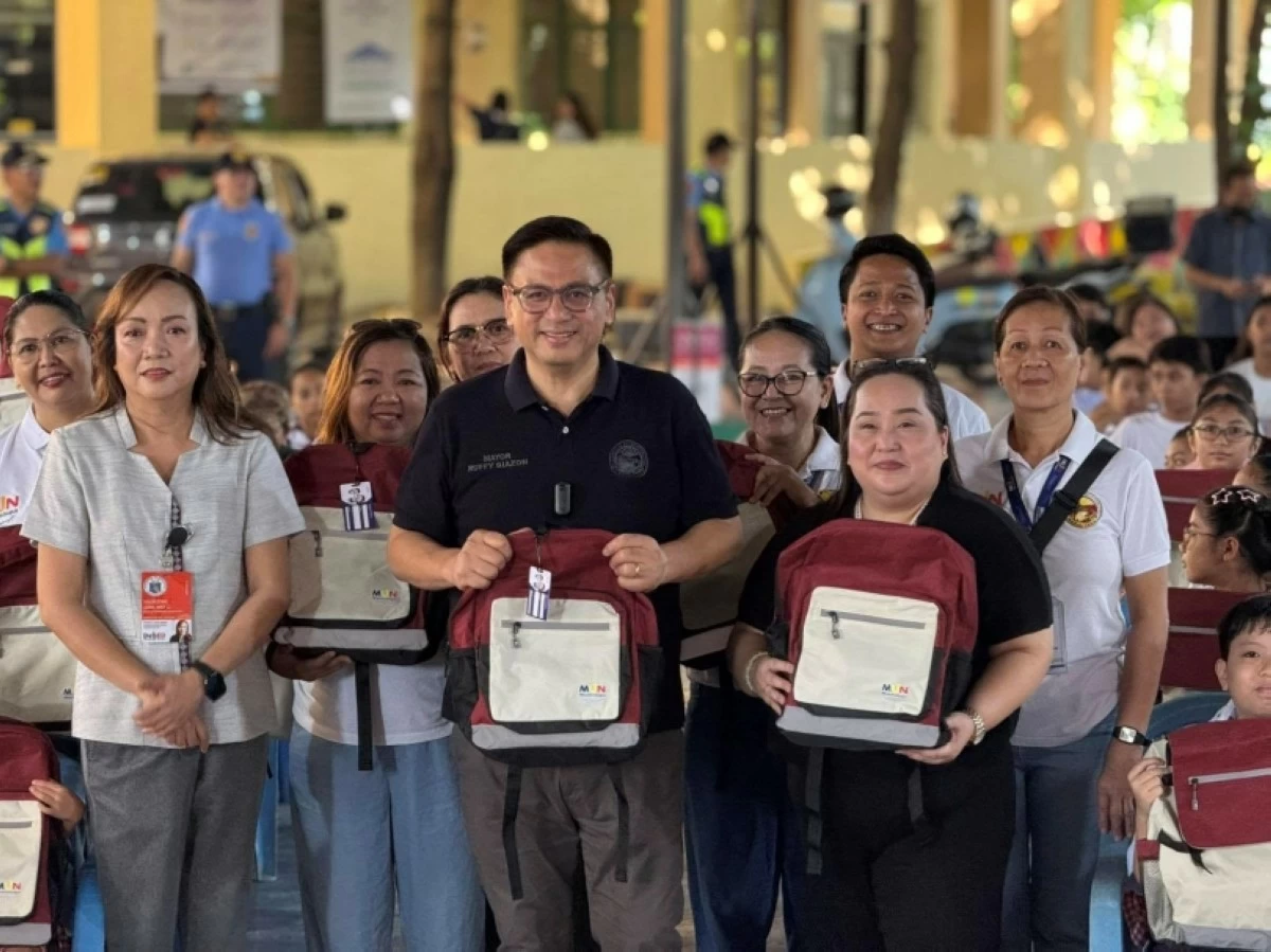 Muntinlupa Mayor Ruffy Biazon leads the distribution of Balik Eskwela packages, or free school supplies, to public school students. (Photo from Muntinlupa PIO)
