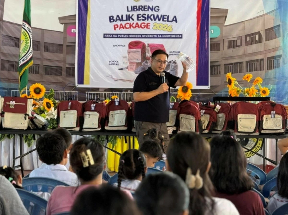 Muntinlupa Mayor Ruffy Biazon leads the distribution of Balik Eskwela packages, or free school supplies, to public school students. (Photo from Muntinlupa PIO)