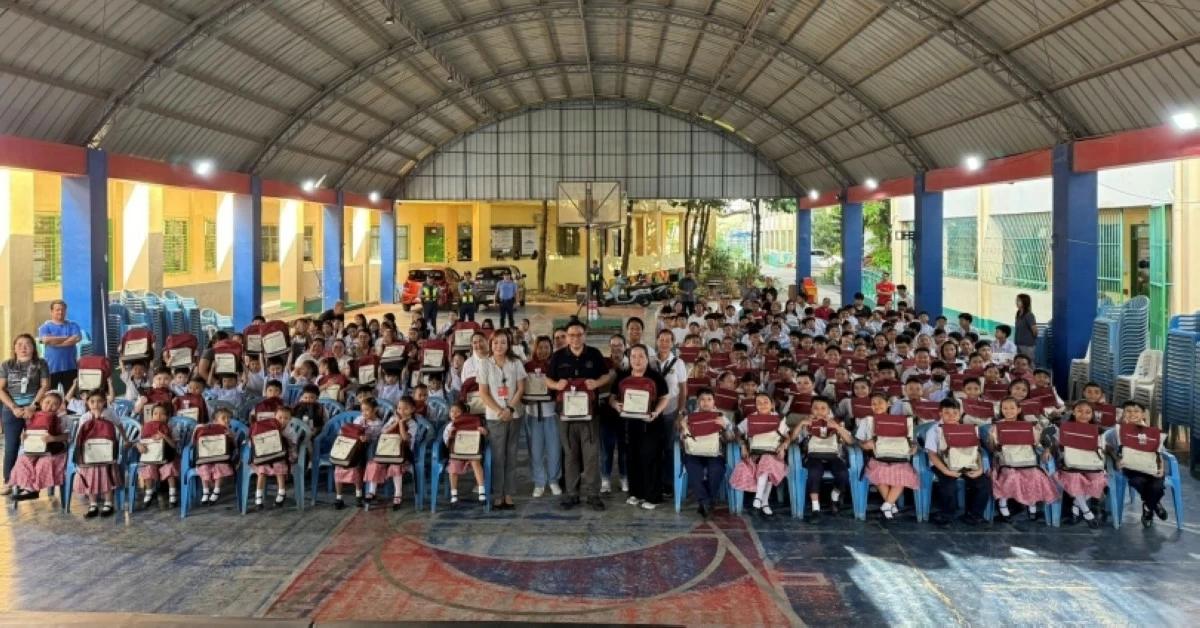Muntinlupa Mayor Ruffy Biazon leads the distribution of Balik Eskwela packages, or free school supplies, to public school students. (Photo from Muntinlupa PIO)