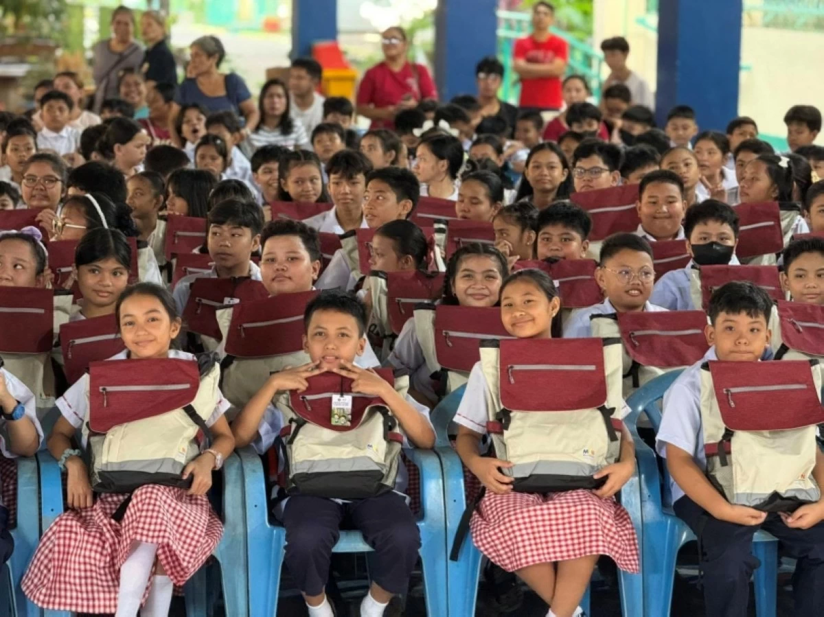 Muntinlupa Mayor Ruffy Biazon leads the distribution of Balik Eskwela packages, or free school supplies, to public school students. (Photo from Muntinlupa PIO)
