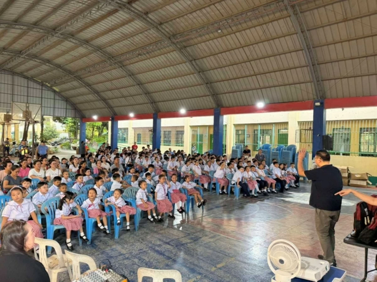 Muntinlupa Mayor Ruffy Biazon leads the distribution of Balik Eskwela packages, or free school supplies, to public school students. (Photo from Muntinlupa PIO)