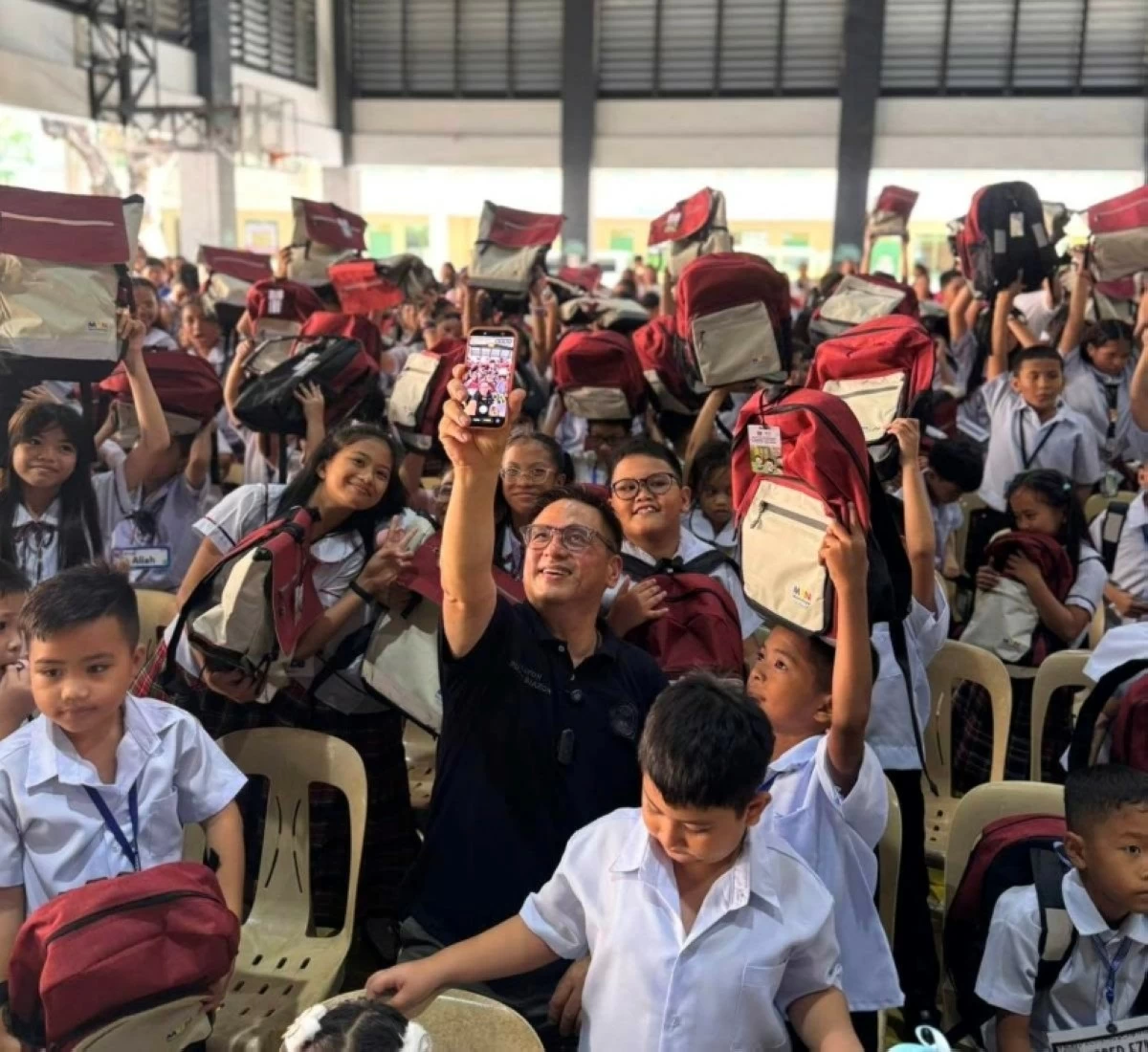 Muntinlupa Mayor Ruffy Biazon leads the distribution of Balik Eskwela packages, or free school supplies, to public school students. (Photo from Muntinlupa PIO)