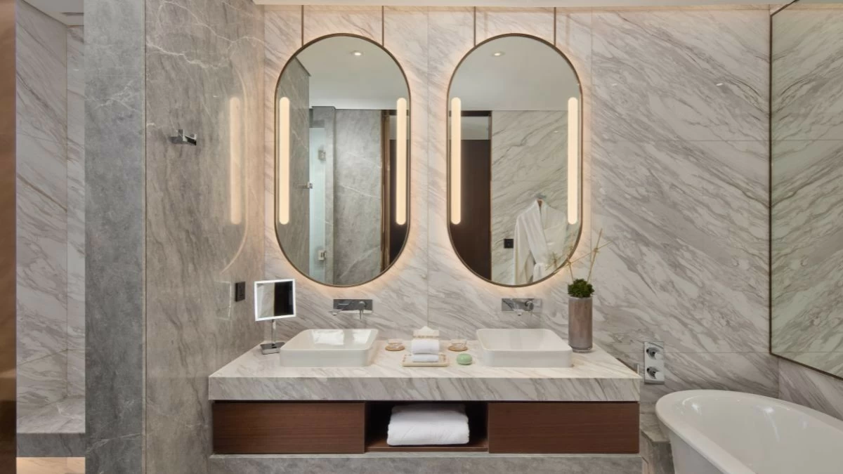 Deluxe Room bathroom countertop area (Photo: Ayala Land)
