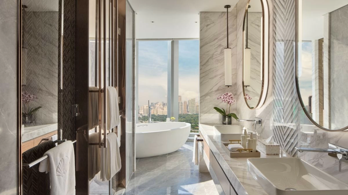 Junior Suite Bathroom with city view (Photo: Ayala Land)