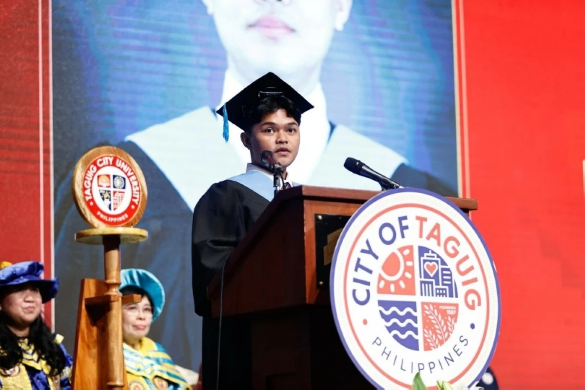 Miakee Josh Barra, Bachelor of Secondary Education graduate and magna cum laude awardee (Photo from the Taguig City government) 

