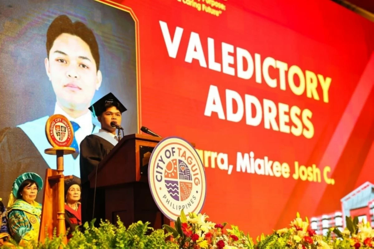 Miakee Josh Barra, Bachelor of Secondary Education graduate and magna cum laude awardee (Photo from the Taguig City government) 

