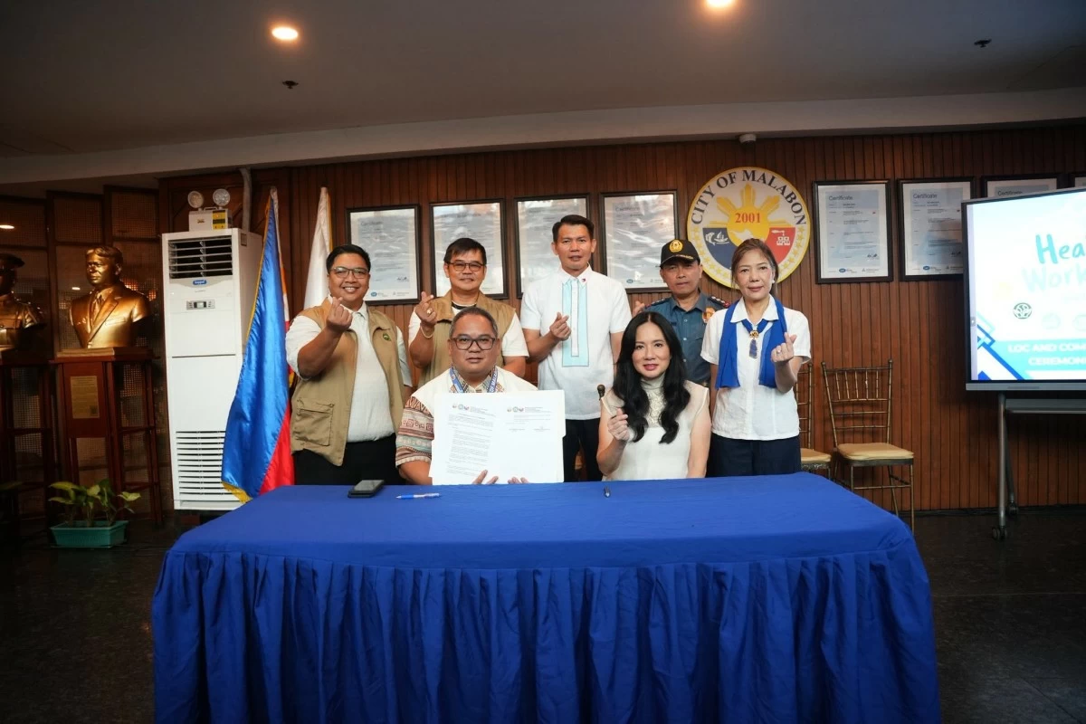 Malabon City officials and partner agencies join the launch of the Malabon KONEK Manual and the signing of the Healthy Workplaces Initiative at the Malabon City Hall lobby. (Photos from Malabon LGU)
