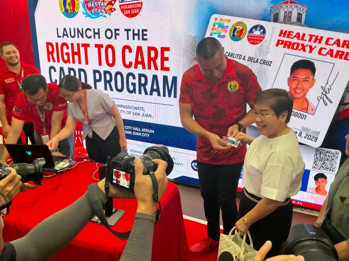 San Juan City Mayor Francis Zamora leads the distribution of Right to Care Cards to the first batch of qualified beneficiaries on June 17. (Photo by Richielyn Canlas)