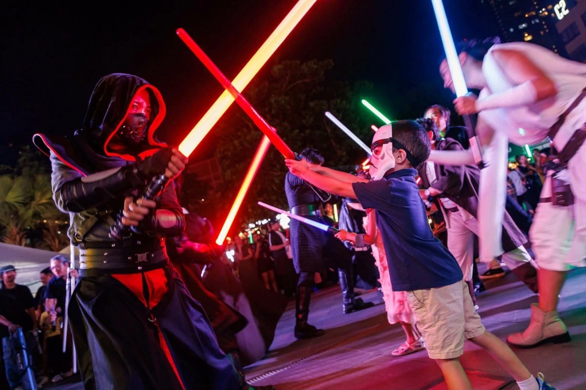 REBELS NEVER REST Kid playing with lightsabers (Photo: Francis Lumahan)
