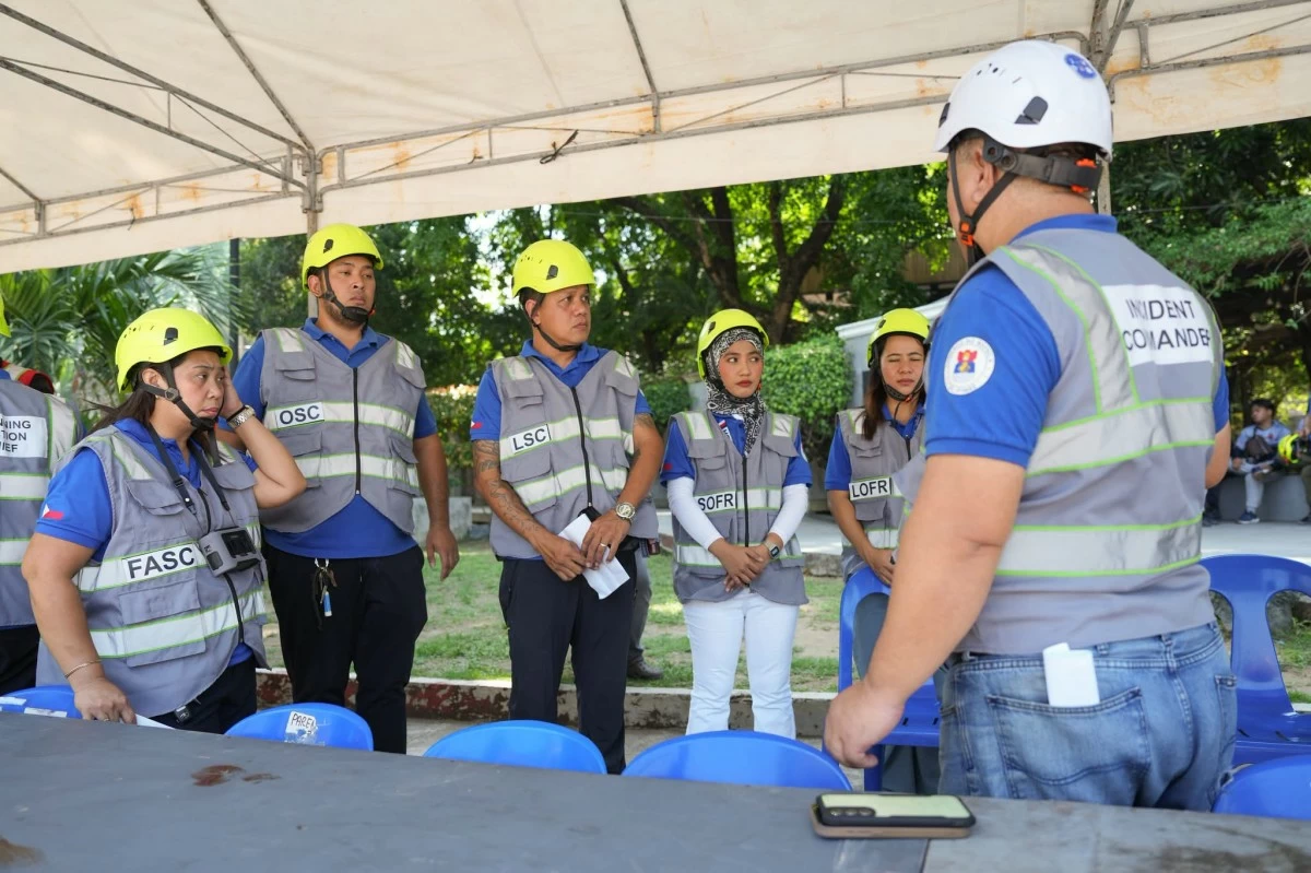 Employees of Manila City Hall evacuate the building following the sounding of sirens during the 2nd Quarter National Simultaneous Earthquake Drill.