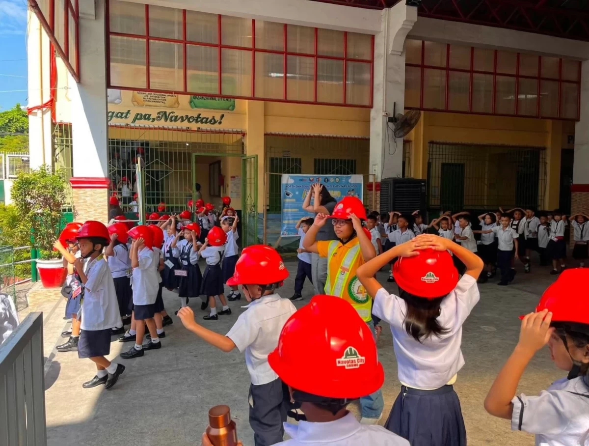 Public school students in Navotas City take part in evacuation procedures during the National Simultaneous Earthquake Drill to boost disaster readiness in schools.