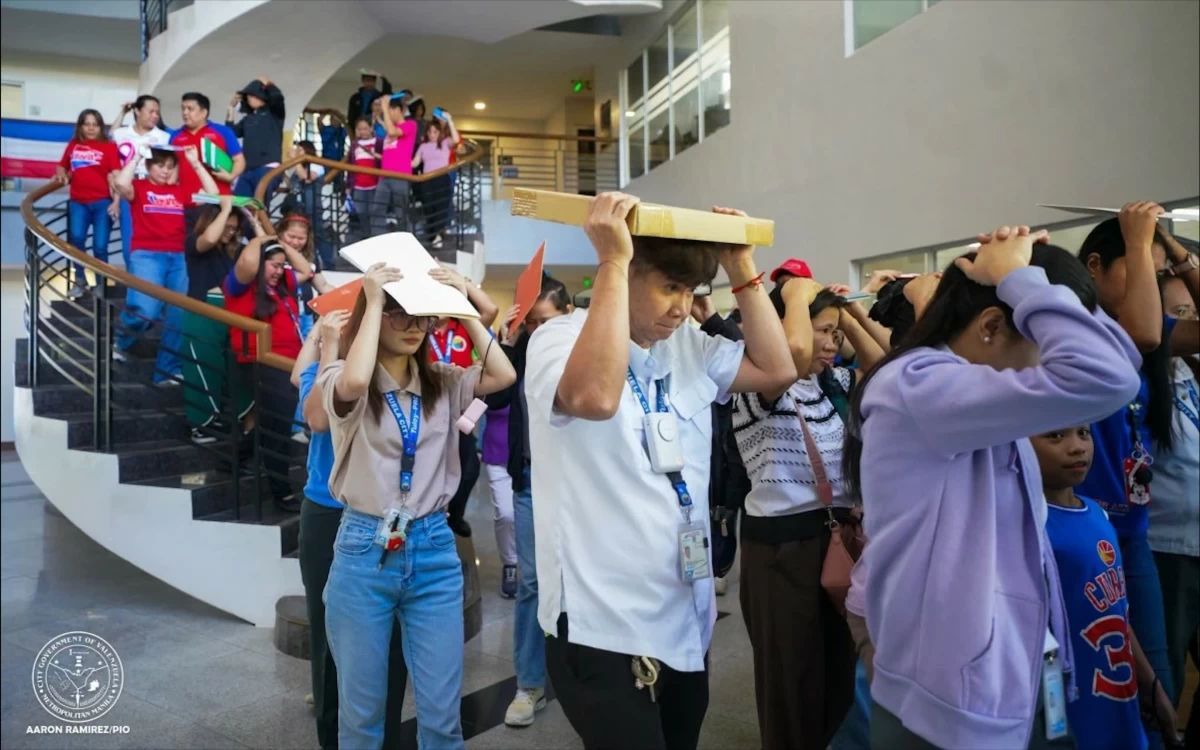 Students and teachers in Valenzuela City practice the “duck, cover, and hold” protocol during the National Simultaneous Earthquake Drill as part of efforts to strengthen school preparedness. 