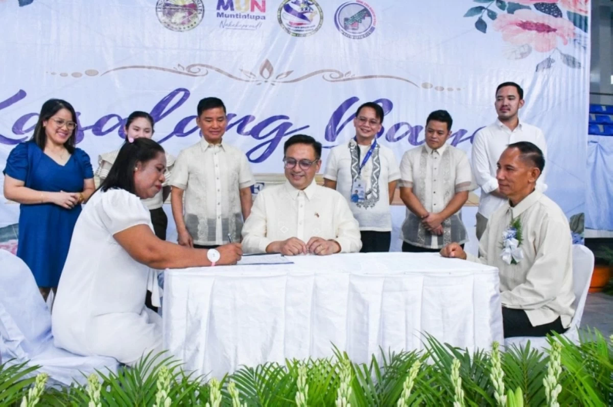 Muntinlupa Mayor Ruffy Biazon with the oldest couple, Artemio Navalta, Jr..and Gloria Gersabalino of Barangay Poblacion, at the Kasalang Bayan 2026 in Muntinlupa on June 18 (Photo from Muntinlupa PIO) 