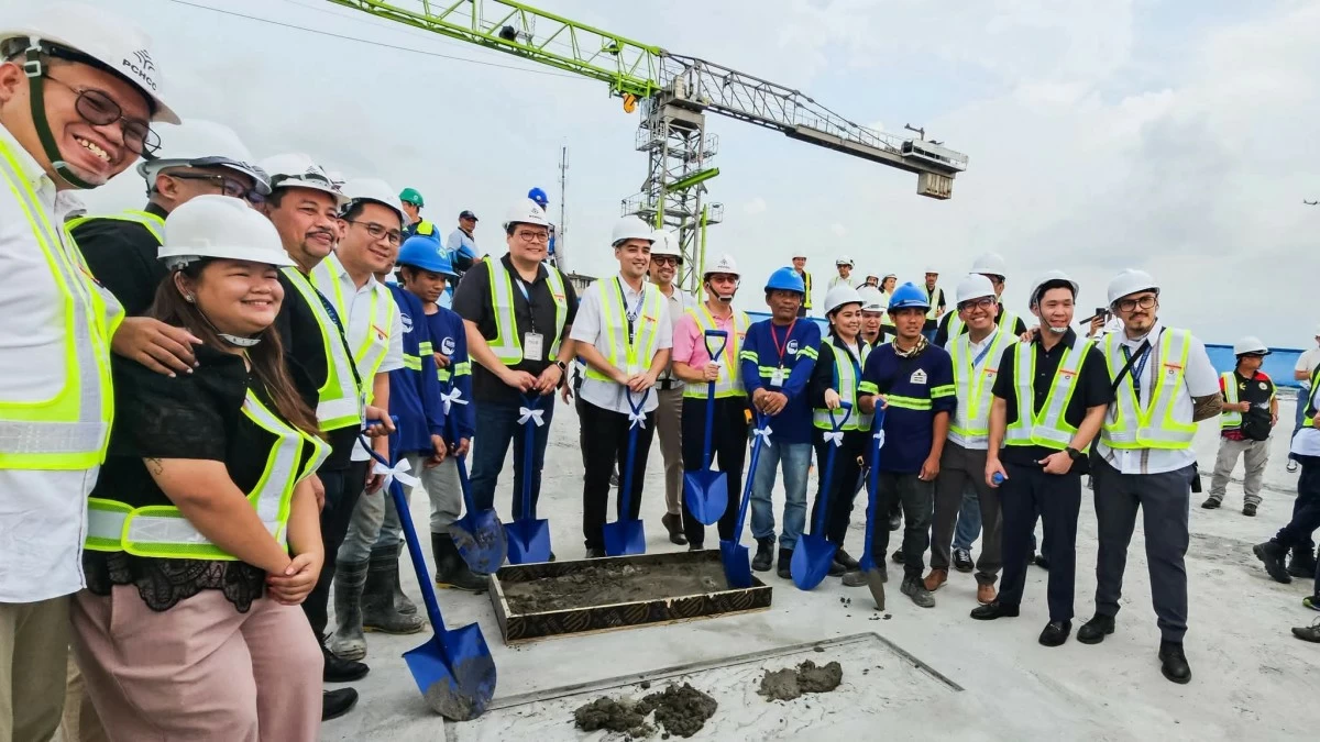 Pasig City Mayor Vico Sotto, together with city officials and New Pasig City Hall architect Royal Pineda, lead the topping-off ceremony and inspection of the building on June 15. (Photos from Pasig Councilor Angelu De Leon/Facebook)