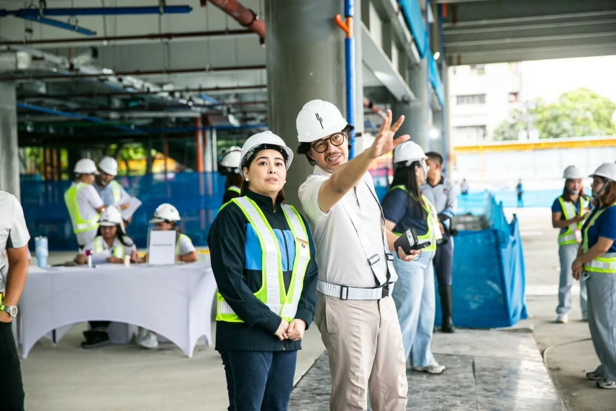 Pasig City Mayor Vico Sotto, together with city officials and New Pasig City Hall architect Royal Pineda, lead the topping-off ceremony and inspection of the building on June 15. (Photos from Pasig Councilor Angelu De Leon/Facebook)
