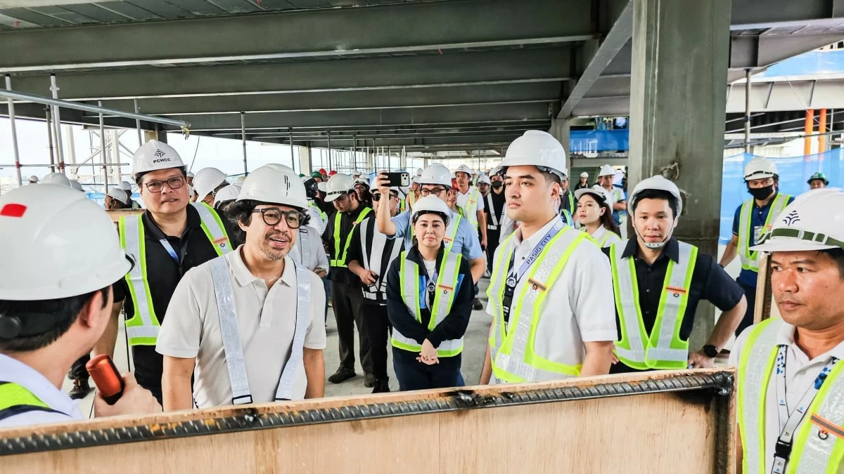 Pasig City Mayor Vico Sotto, together with city officials and New Pasig City Hall architect Royal Pineda, lead the topping-off ceremony and inspection of the building on June 15. (Photos from Pasig Councilor Angelu De Leon/Facebook)