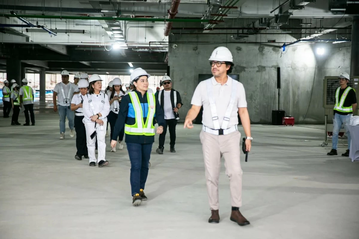 Pasig City Mayor Vico Sotto, together with city officials and New Pasig City Hall architect Royal Pineda, lead the topping-off ceremony and inspection of the building on June 15. (Photos from Pasig Councilor Angelu De Leon/Facebook)