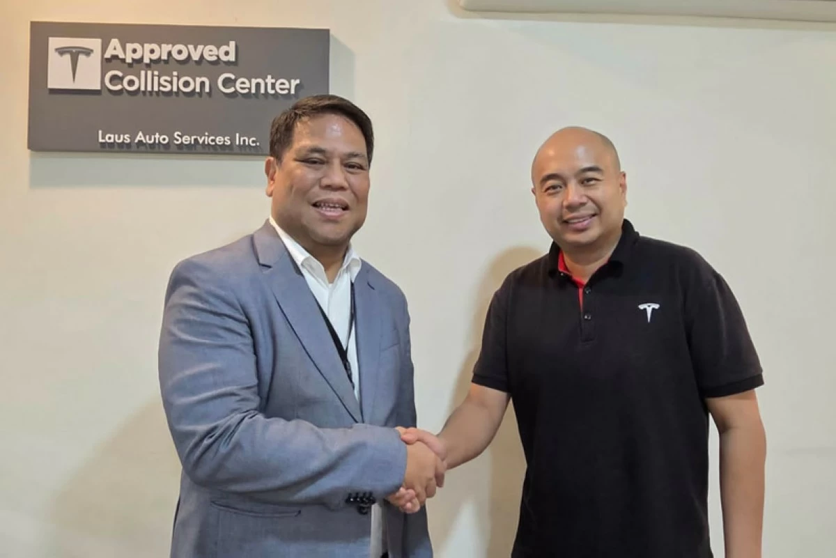 From left: Froilan Dytianquin, Laus Auto Group Managing Director and Raymund Marasigan, Tesla Motor Philippines Service Manager.