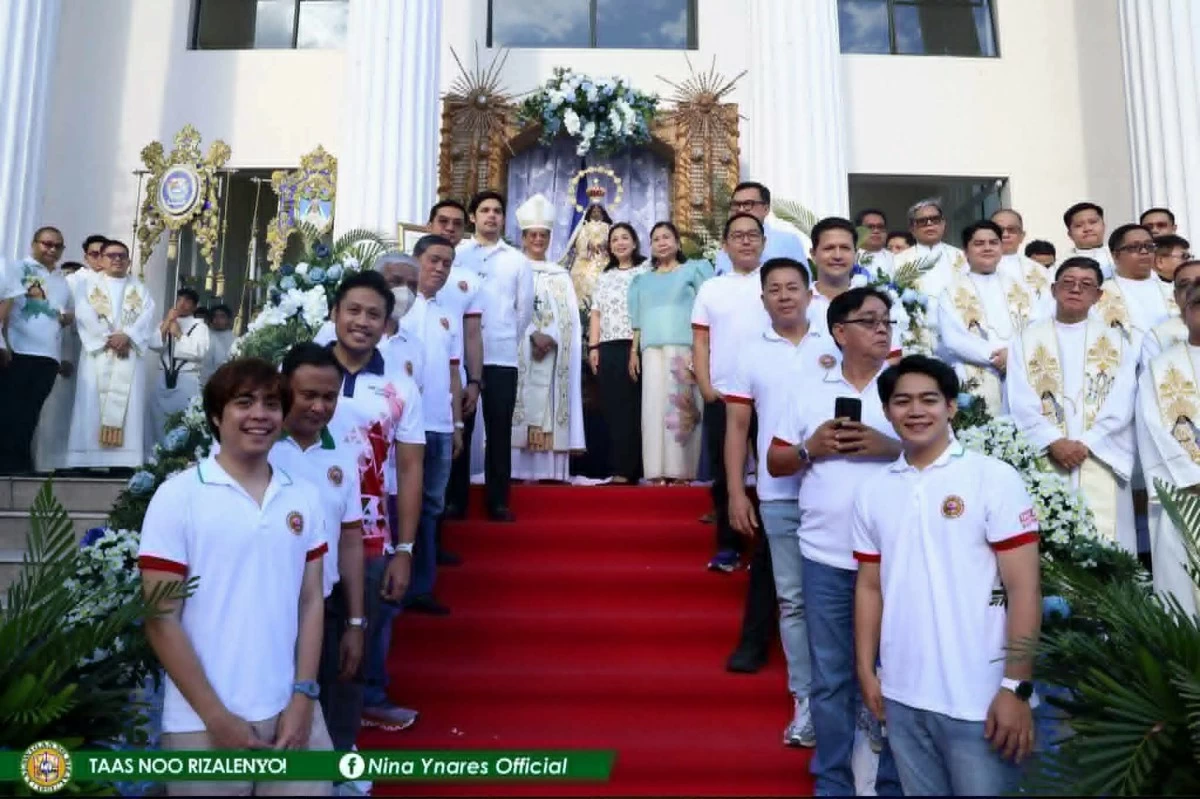 Rizal Governor Nina Ricci Ynares and provincial officials welcome the image of the Our Lady of Peace and Good Voyage during a brief stop at the Rizal Provincial Building on June 18 (Photo from Gov. Ynares' Facebook page)