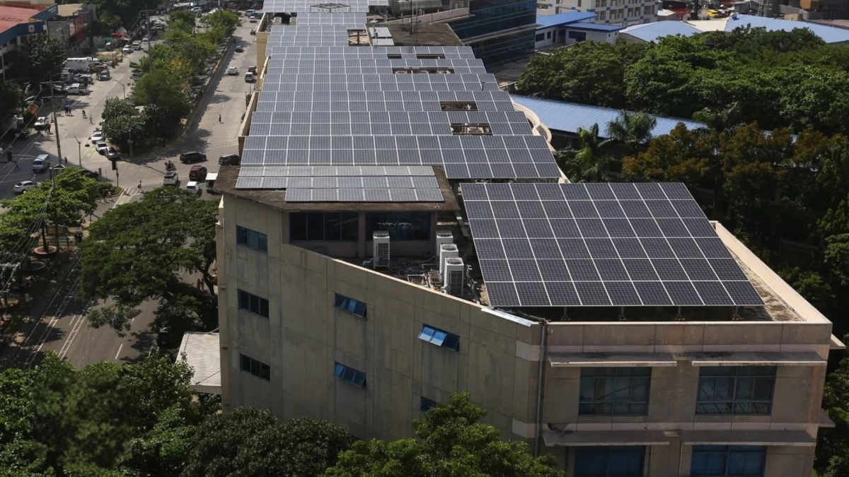 Solar panels blanket a residential building roof in Quezon City. According to data from the Institute for Climate and Sustainable Cities (ICSC), the residential sector now drives urban Luzon’s solar boom, accounting for over 44 percent of the region's 140-megawatt urban solar footprint.