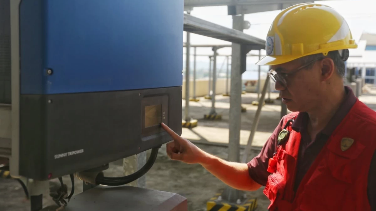 A technician inspects a battery storage system. Homeowners are increasingly fronting steep upfront costs for hybrid solar setups, trading short-term capital for long-term protection against seasonal utility bill shocks.