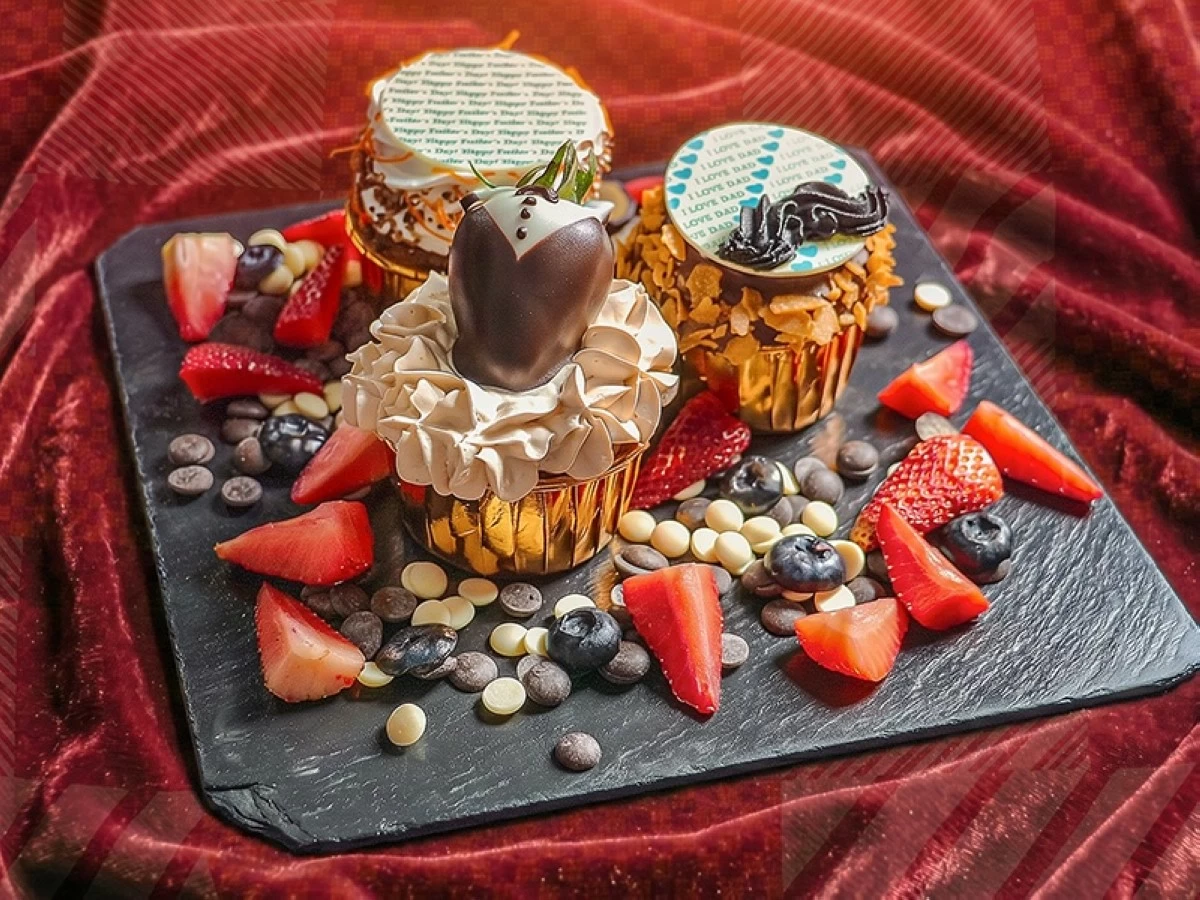 Carrot and Orange Liqueur Cupcake, Choco-Dulce Tuxedo Cupcake, Mocha Espresso Mustache Cupcake (Photo: Discovery Primea)