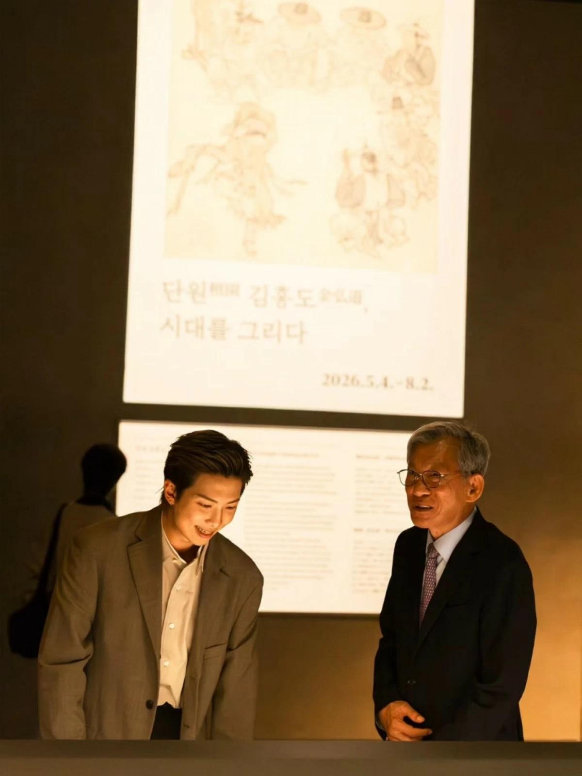 BTS' RM and National Museum of Korea Director Yoo Hong-joon viewing the  Kim Hong-do exhibition (Photo from the museum's Facebook page) 