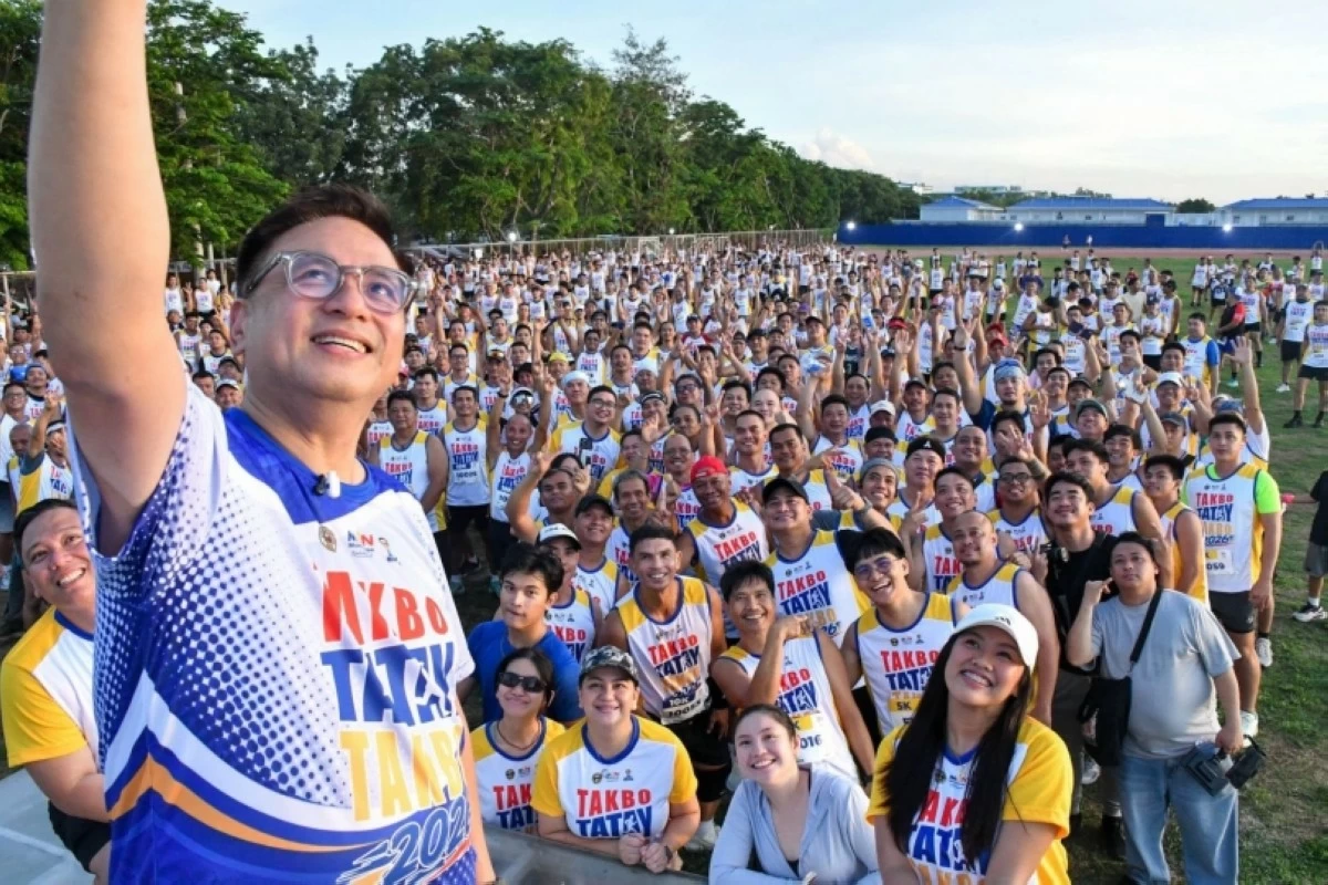 Muntinlupa Mayor Ruffy Biazon with the participants of the “Takbo, Tatay, Takbo 2026